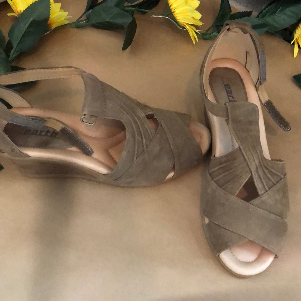 Earth Wedge Heels Curvet Sandal in Dark Khaki Suede size 7